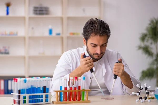 Jeune chimiste masculin travaillant au laboratoire — Photo