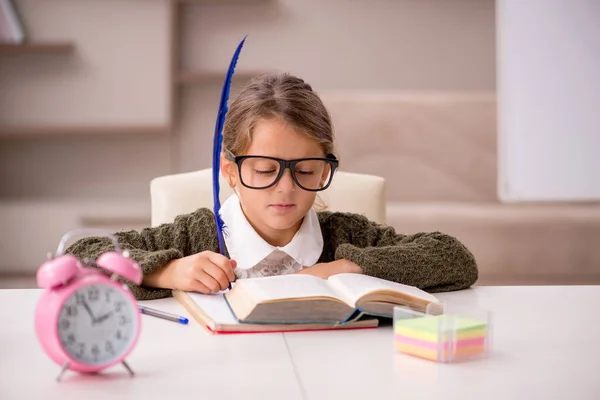 Jovem menina estudando em casa no conceito de gerenciamento de tempo — Fotografia de Stock