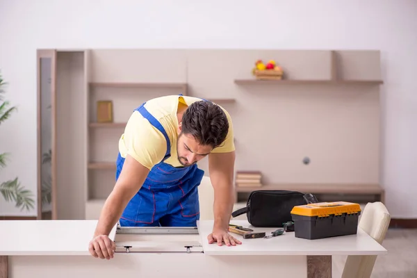 Fiatal férfi ács javítóasztal otthon — Stock Fotó