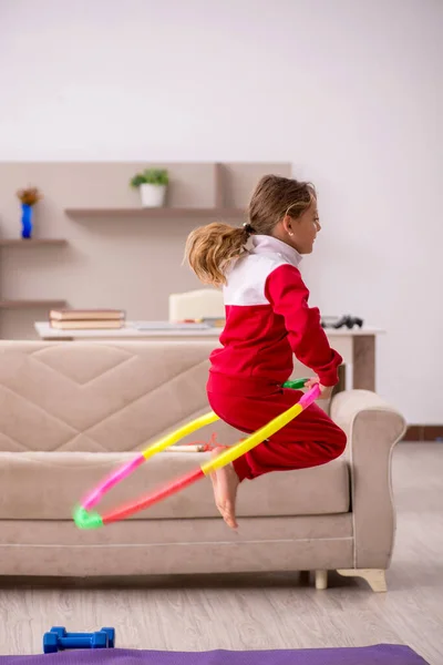 Kleines Mädchen beim Sport zu Hause — Stockfoto