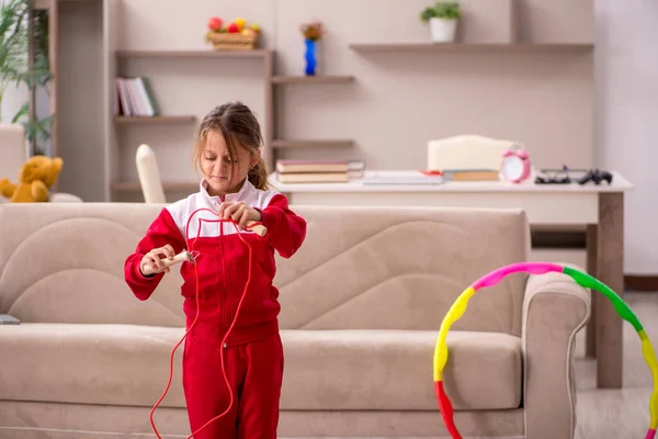 Kleines Mädchen beim Sport zu Hause — Stockfoto