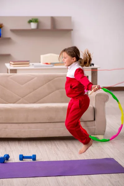 Küçük kız evde spor yapıyor. — Stok fotoğraf
