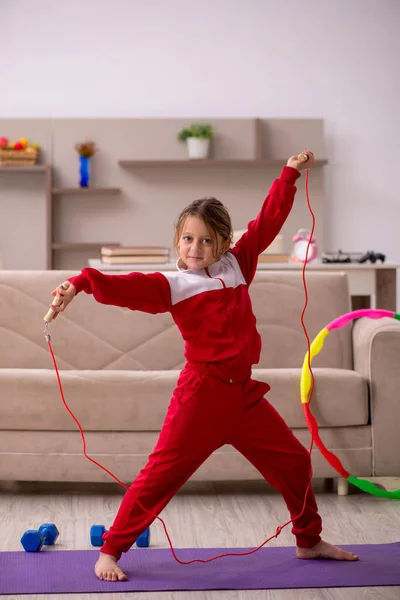 Giovane bambina che fa esercizi sportivi a casa — Foto Stock