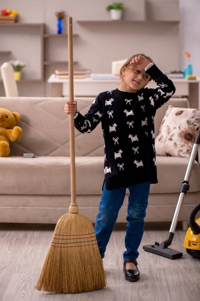 Jovem menina fazendo trabalhos domésticos em casa — Fotografia de Stock