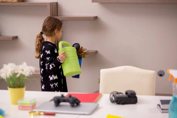 Ung liten flicka som gör hushållsarbete hemma — Stockfoto