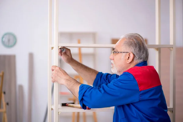 Viejo carpintero trabajando en interiores — Foto de Stock