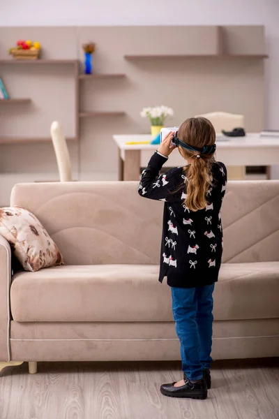 Fetiță tânără care se bucură de ochelari virtuali acasă — Fotografie, imagine de stoc