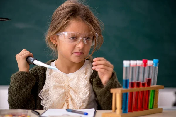 Junges kleines Mädchen Chemikerin in Drogensynthese-Konzept — Stockfoto