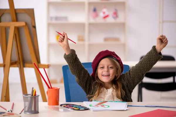 Giovane bambina godendo la pittura a casa — Foto Stock