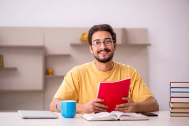 Evde sınava hazırlanan genç bir erkek öğrenci.