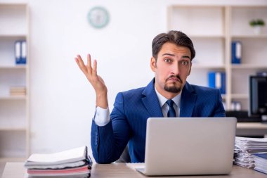 Ofiste çalışan genç bir erkek.