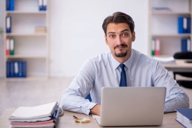 Ofiste çalışan genç bir erkek.