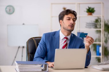 E-ticaret konsepti genç erkek çalışanı