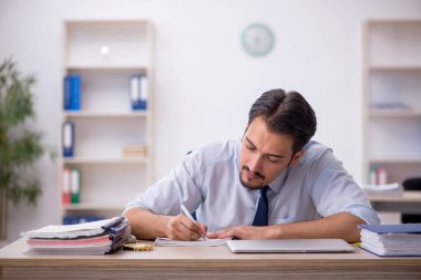 Ofiste çalışan genç bir erkek.