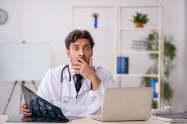 Klinikte çalışan genç bir erkek radyolog.