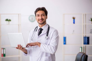 Teletıp konseptinde genç bir doktor.
