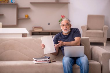 Salgın sırasında evde çalışan yaşlı bir erkek işçi.