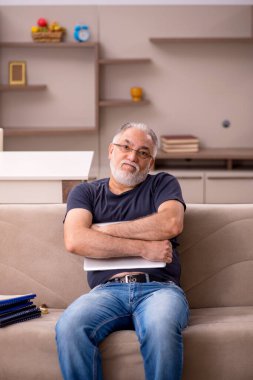 Salgın sırasında evde çalışan yaşlı bir erkek işçi.