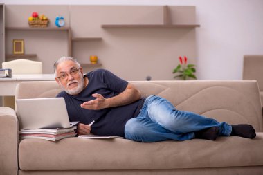 Salgın sırasında evde çalışan yaşlı bir erkek işçi.