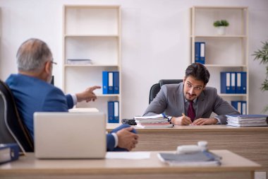 Ofiste çalışan iki erkek arkadaş.