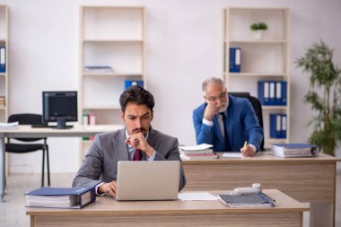 Ofiste çalışan iki erkek arkadaş.