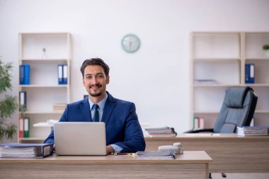 Ofiste çalışan genç bir erkek.