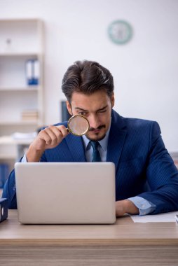 Ofiste çalışan genç bir erkek.