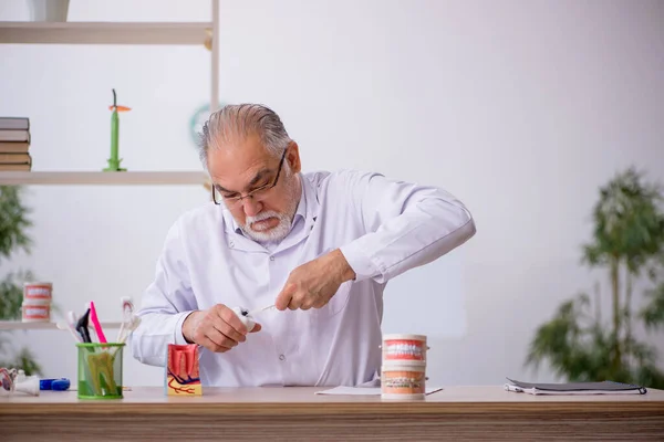 Alter Zahnarzt arbeitet in der Klinik — Stockfoto