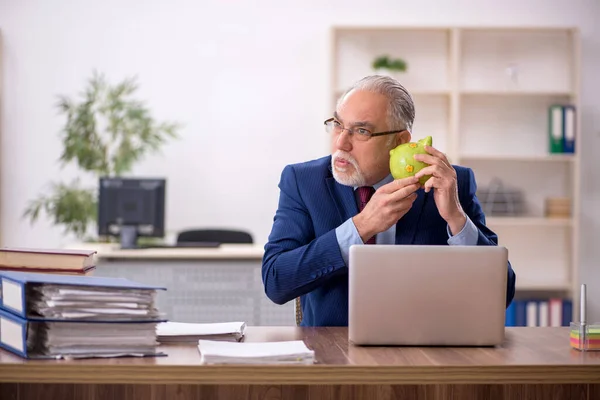 Stary pracownik w planowaniu emerytury koncepcja — Zdjęcie stockowe