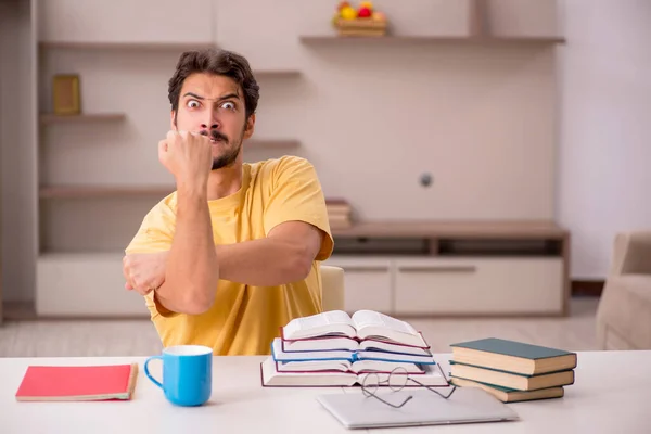 Joven estudiante masculino preparándose para los exámenes en casa —  Fotos de Stock