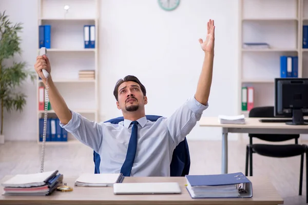 Giovane dipendente maschile che lavora in ufficio — Foto Stock