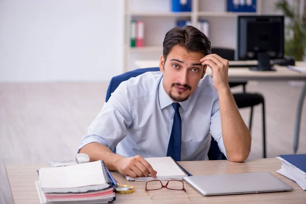 Junge männliche Angestellte im Büro — Stockfoto