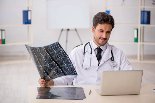 Jeune médecin radiologue travaillant à la clinique — Photo