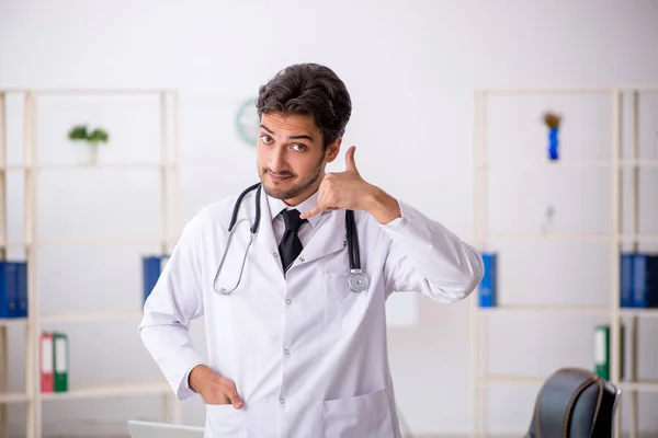 Mladý mužský lékař pracující na klinice — Stock fotografie