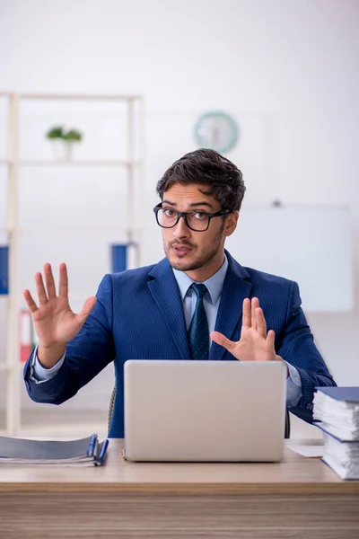 Jonge zakenman werknemer en te veel werk op kantoor — Stockfoto