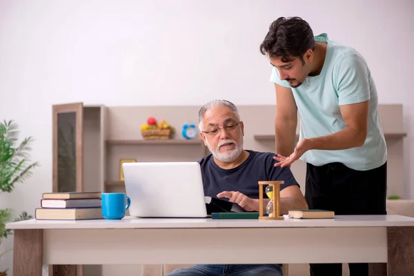 Nonno e nipote a casa con il computer — Foto Stock