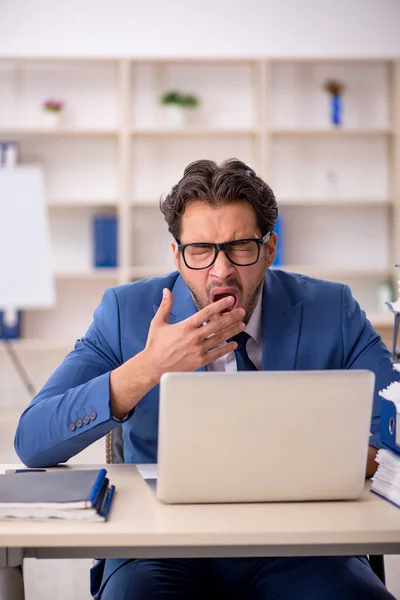 Giovane dipendente maschio e troppo lavoro in ufficio — Foto Stock