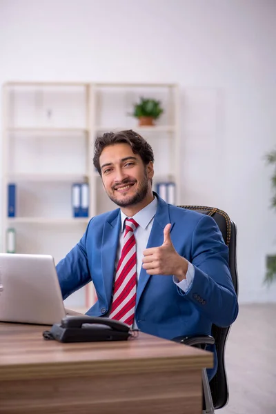 Joven empleado masculino y demasiado trabajo en la oficina — Foto de Stock