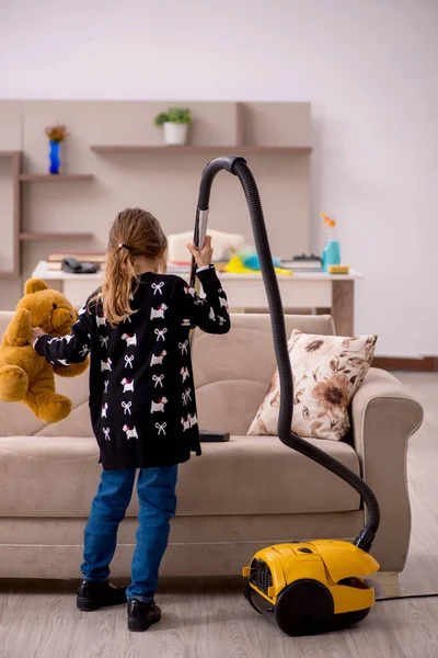 Giovane bambina che fa i lavori domestici a casa — Foto Stock