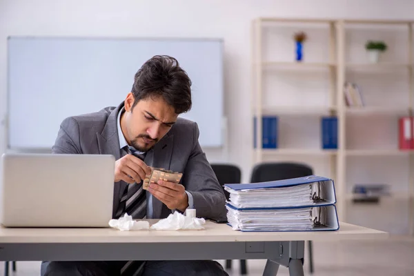 Jungunternehmer leidet am Arbeitsplatz — Stockfoto