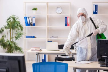 Eski erkek müteahhit ofis dezenfeksiyonu konsepti