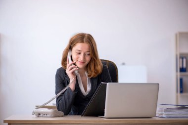 Ofiste çalışan genç bir bayan işçi.