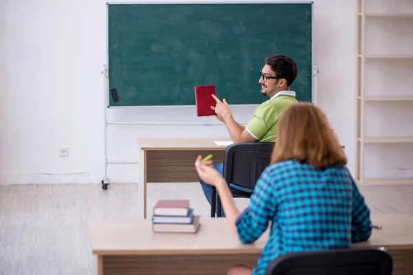 Twee studenten zitten in de klas — Stockfoto