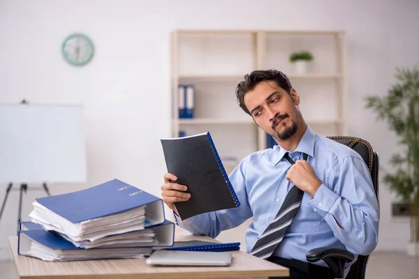 Junge männliche Angestellte im Büro — Stockfoto
