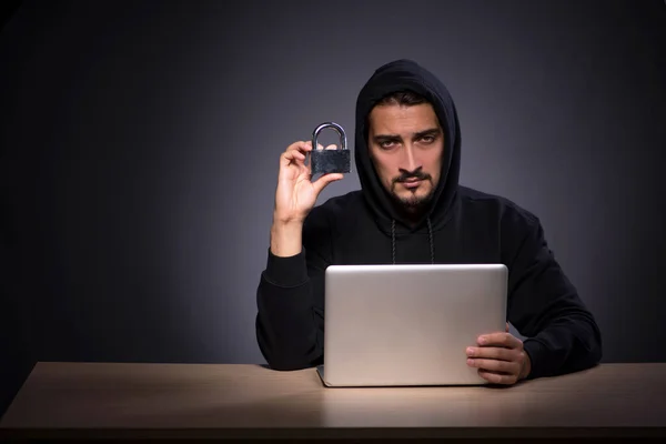 Молодий чоловічий хакер на сірому фоні — стокове фото