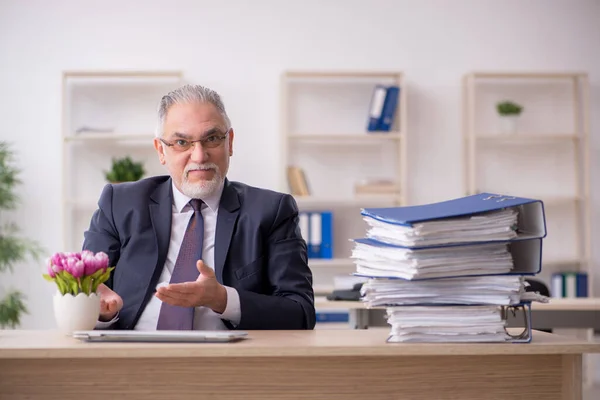 Velho empresário florista sentado no escritório — Fotografia de Stock