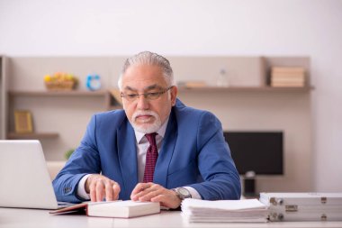 Salgın sırasında evde çalışan yaşlı bir erkek işçi.