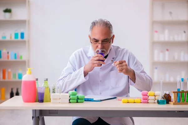 Alter Chemiker testet Seife im Labor — Stockfoto