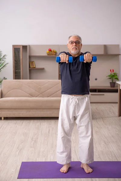 Starzec robi ćwiczenia sportowe w domu — Zdjęcie stockowe