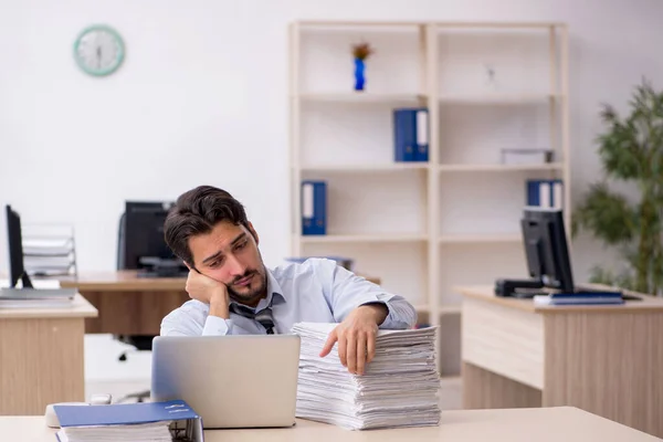 Giovane dipendente maschile che lavora in ufficio — Foto Stock